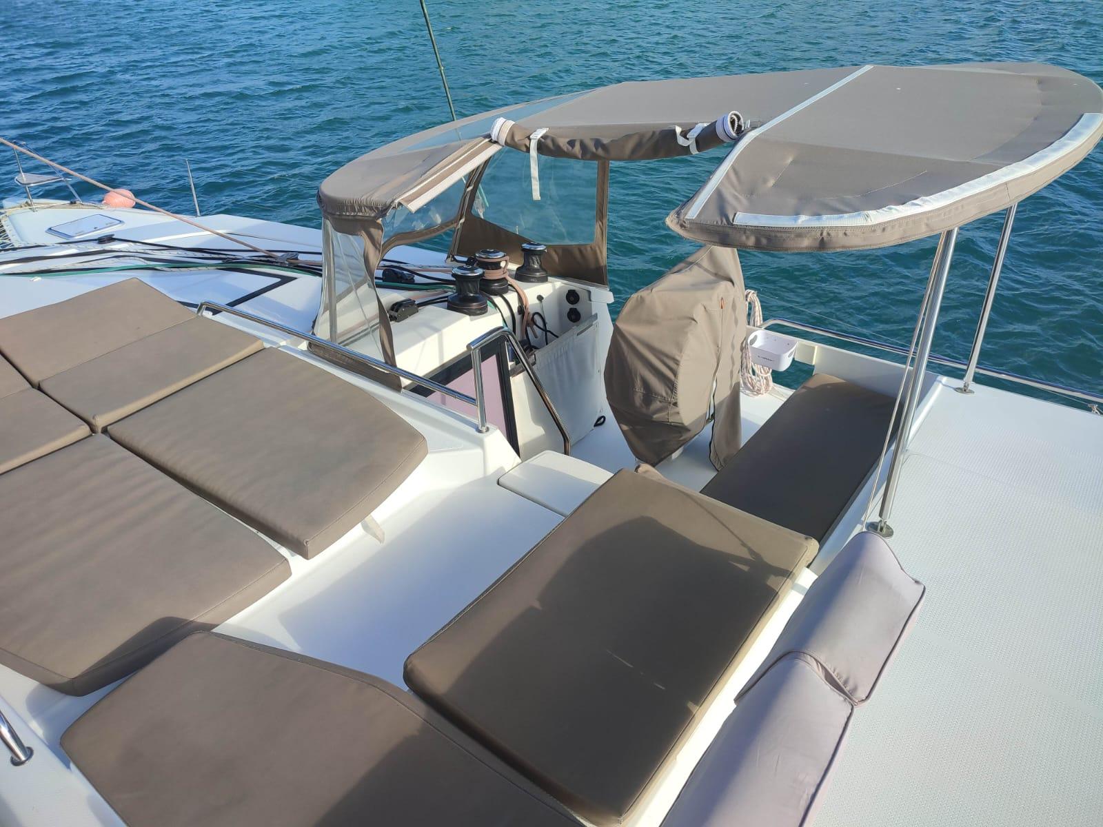 slider 6 Fountaine Pajot Helia 44